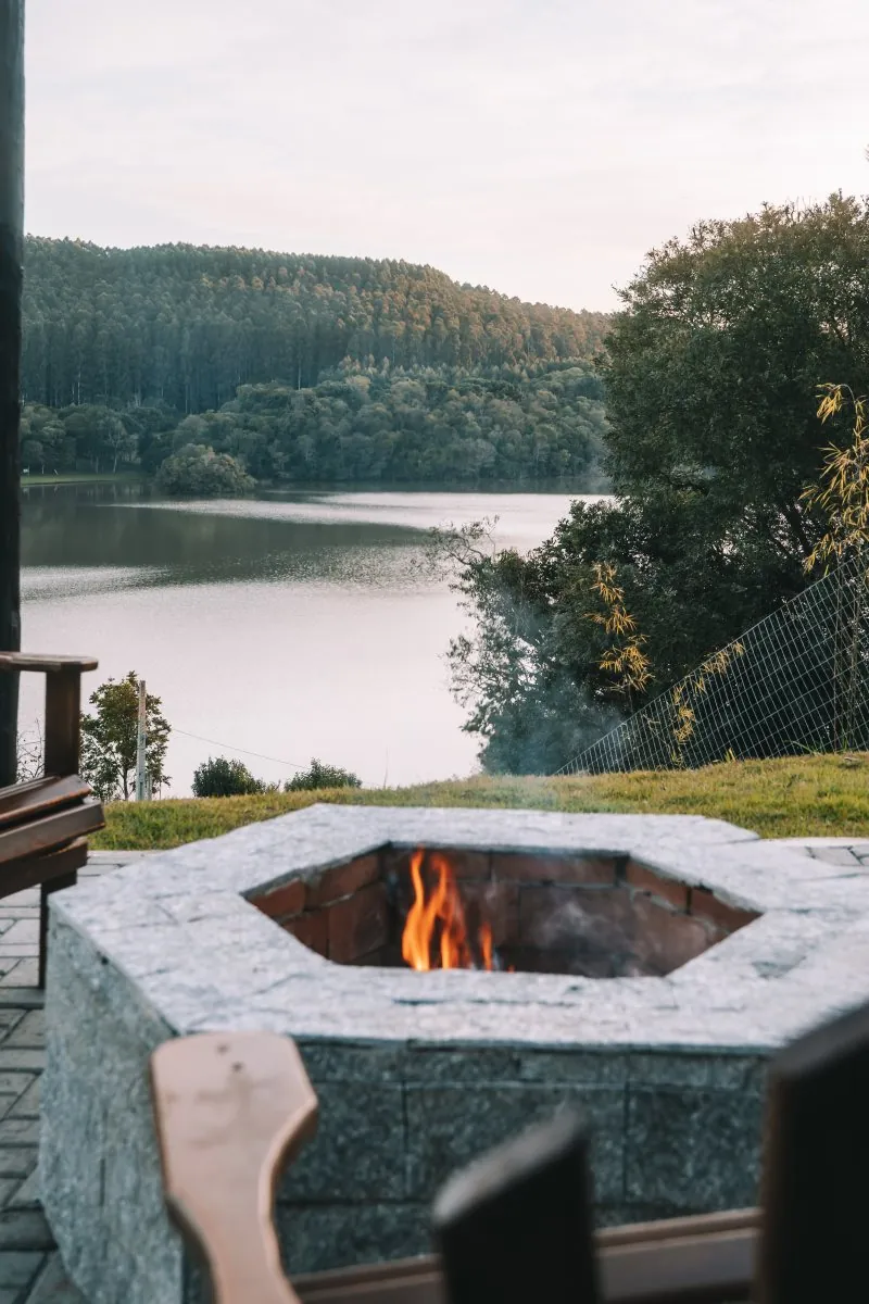 Fogo de chão em pedra à beira do lago, no fim da tarde